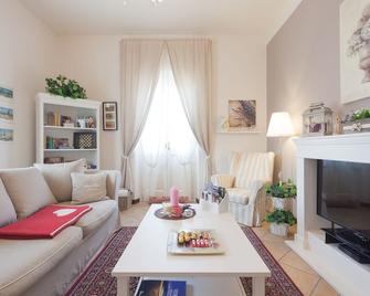 Nina Guest House - Longare - Sala de estar