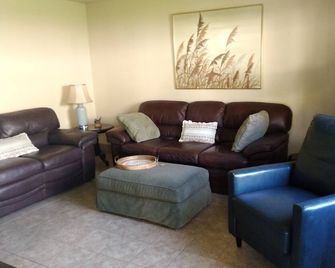 Western Theme with complimentary bottle of wine - Oroville - Вітальня