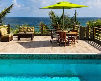 Atma Island Living - Morne Fendue - Piscina