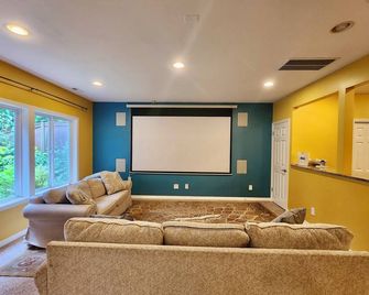 Cozy 1-bedroom apartment in charming Mill Creek/Bothell - Bothell - Living room