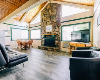 Lakeside Resort And Motel - Trout Creek - Living room