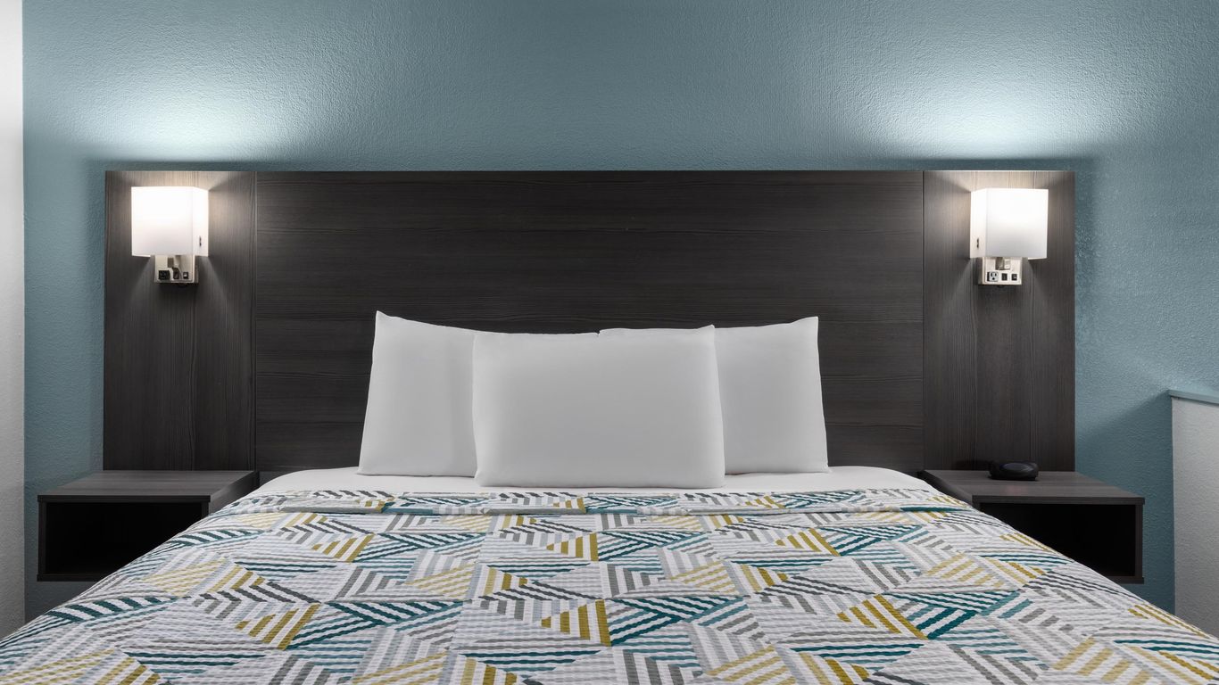 Travelodge by Wyndham Lemoore Near Naval Air Station