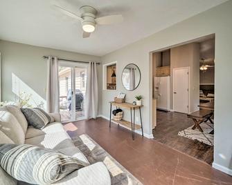 Oak Island Getaway w/ Yard - Walk to Beach! - Oak Island - Sala de estar