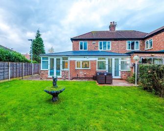 NEW! 4-Bed Home in Manchester by 53 Degrees Property, Ideal for Business & Long Term Contractor Stays, Sleeps 10! - Mánchester - Edificio
