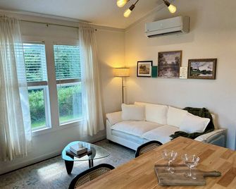 La Petite Maison - Tiny Home in Victoria, TX - Victoria - Living room