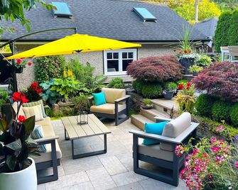 Kitsilano Oasis: Quiet And Spotlessly Clean Garden Suite With King Bed - ונקובר - פטיו