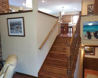 Open Floor Plan - mainly for Groups - 6 Bdrms - 2 Bath - Sleeps 17 on mattresses - Mounds View - Stairs
