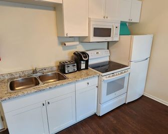 1 Bedroom Apartment In Downtown Shelburne - Shelburne - Kitchen