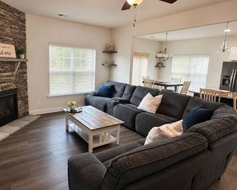 King Suite, Fenced Yard & Fast Wi-Fi - Heart of the NC Triad, Kernersville, NC - Kernersville - Living room
