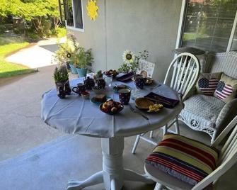 Beautiful, warm, and cozy room on a country acre - San Martin - Patio