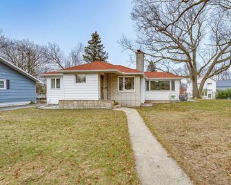 Quiet Manistee Home w/ Patio 1 Mi to Beaches! - Manistee - Gebäude