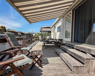Cosy chalet with jetty - Breukelen - Balcony
