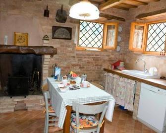 B&B La Cappellania - Montegiorgio - Comedor