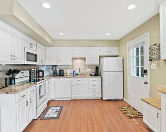 Pet Friendly 4 bd end unit TH, WiFi, Fenced in yard, near Washington DC/transit - Springfield - Kitchen