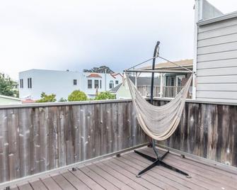 Cozy 3 bedroom minutes from SFO - San Bruno - Balcony