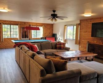 Nara Lodge - Modern 3br/2ba w/game room, pool table and WiFi. - Camp Nelson - Obývací pokoj