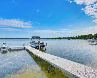 Charming Bear Lake Cottage w/ Dock & Paddleboards! - Bear Lake