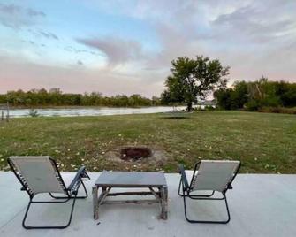 Riverfront Studio Cabin w/ Sunset View, Wi-Fi, Yard, and Fire-pit! - St Joseph - Patio