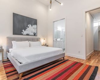 Stylish & Perfectly Located Luxury 2-Bed Townhome - ดัลลัส - ห้องนอน