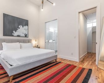 Stylish & Perfectly Located Luxury 2-Bed Townhome - Dallas - Makuuhuone