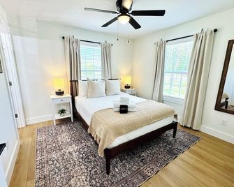 Liberty Cottage: Cozy 3br/2ba Home W/Deck & Huge Backyard- Sleeps 6! Unbeatable Location! Mins To Downtown, Mall, Dining & Trails. Quiet Street, Fully Equipped Kitchen & Luxurious Bedding. High-Speed Wifi. 3 Streaming Tvs. High-End Comfort-Low Price! - Lynchburg - Bedroom