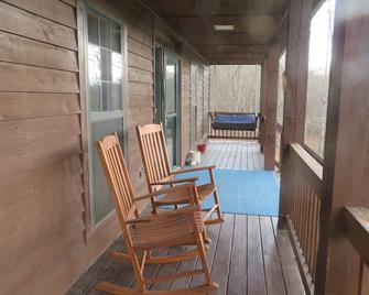 Charming 4-bedroom farmhouse in remote Highland County with WiFi - Warm Springs - Balcony
