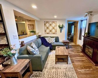 Farmhouse Basement Apartment - Grand Junction - Σαλόνι