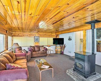 Mtn Gate Guest House about 6 Mi to Shasta Lake! - Shasta Lake - Living room