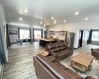 Up North Luxury w/Unmatched Charm! 2 miles to MTU! - Hancock - Living room