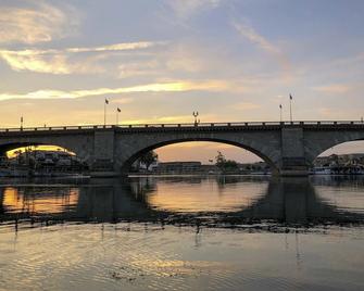 Walk to Lake, Dining and Shops Lake Havasu Condo - Lake Havasu City - Pool