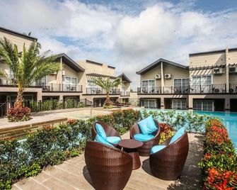 رويال بارك هوتل آند ريستورانت - تاجايتاى - حوض السباحة