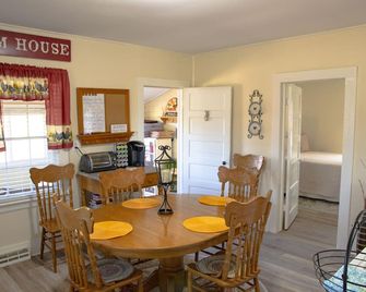 Quaint Cottage with Majestic Mountain Views - Close to Parkway & Lynchburg - Bedford - Dining room