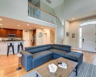 Harkers Island Vacation Rental with Pool Table! - Harkers Island - Living room