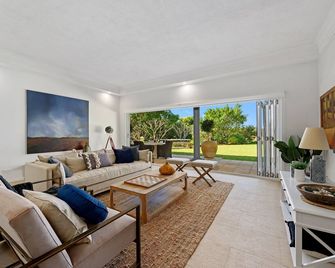 Zephyr on Sapphire - Stunning private property on absolute beachfront - Sapphire Beach - Living room