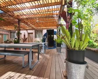 أوتل جوندوانا - سيتي جرين - نوميا - شرفة مرصوفة