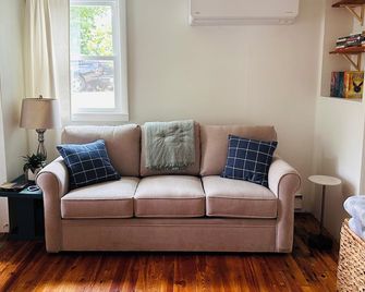 Beautifully-Updated Lakefront House with Plenty of Outdoor Fun and Relaxation - Sanford - Sala de estar