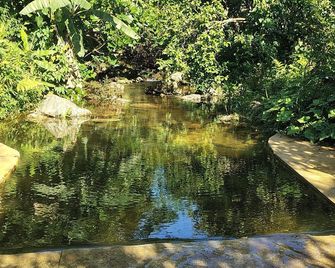 House in Serra do Piloto with natural pool, waterfall runs throughout the property. - Vila Muriqui - Außenansicht