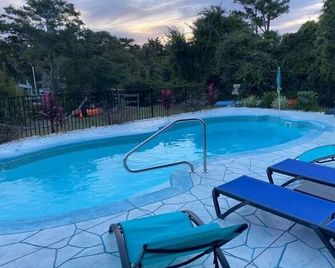 Harrell’s Haven-Waterfront, Dock, Pool/Hot tub\n\n - Oak Island - Piscina