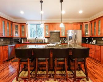 Peaceful Country Living, Spacious, Walking paths, Romantic and Family friendly - Stanwood - Kitchen