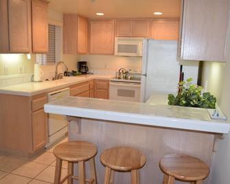 303 Casa Bella: 2 Br, 2 Ba Condominium In Pismo Beach, Sleeps 6 - Pismo Beach - Kitchen