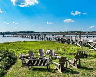 Charming Studio with Stunning Bay Views, AC, and Internet - Edgecomb - Patio