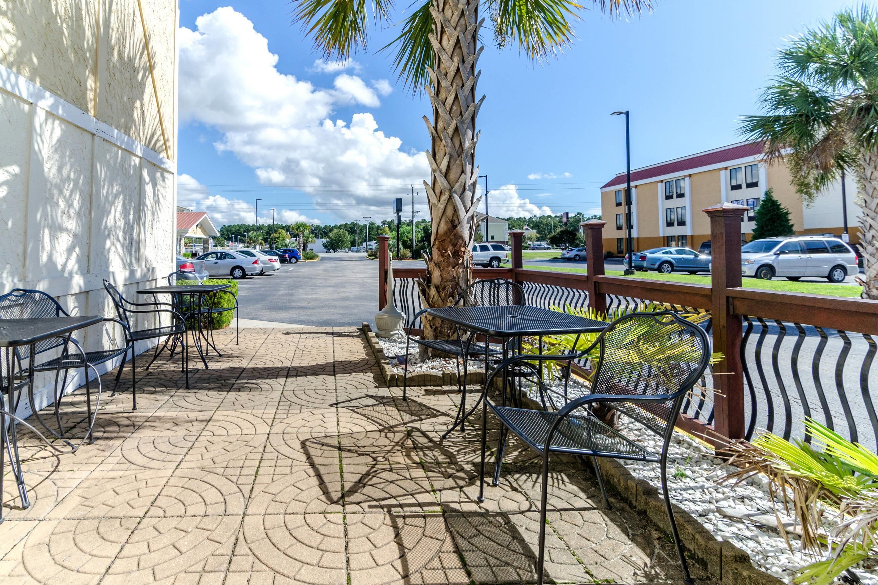 Rodeway Inn and Suites Jacksonville near Camp Lejeune - Jacksonville - Hàng hiên