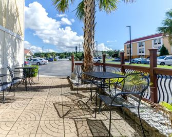 Rodeway Inn and Suites Jacksonville near Camp Lejeune - Jacksonville - Patio