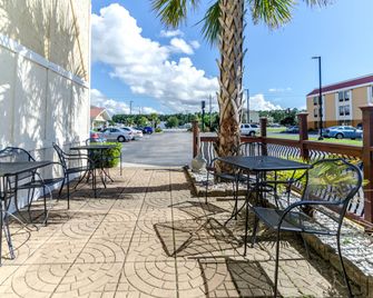 Rodeway Inn and Suites Jacksonville near Camp Lejeune - Jacksonville - Hàng hiên