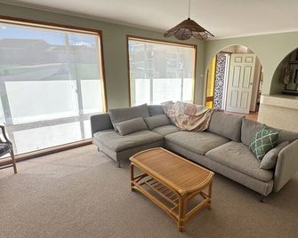 Newly Renovated Coastal Escape | Walk to Town, River & Markets - Moruya - Obývací pokoj