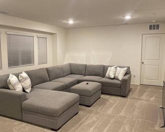 Between La, Sd, Big Bear - San Jacinto - Living room