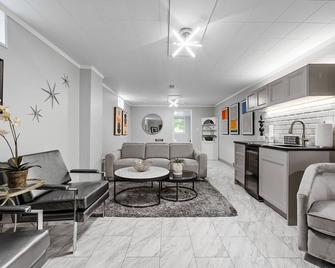 3 blocks from the University of Iowa Kinnick Stadium & Hospital - Iowa City - Living room