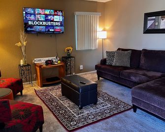 Adorable Home for Family. - Stockton - Living room