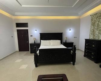 Perfect Vacation Home with hot tub, 24/7 security, WiFi, Swimming Pool, etc.. - Afienya - Habitación