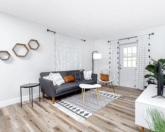 Modern - 8 mins by car to beach - Queen bed - Free parking - Largo - Living room